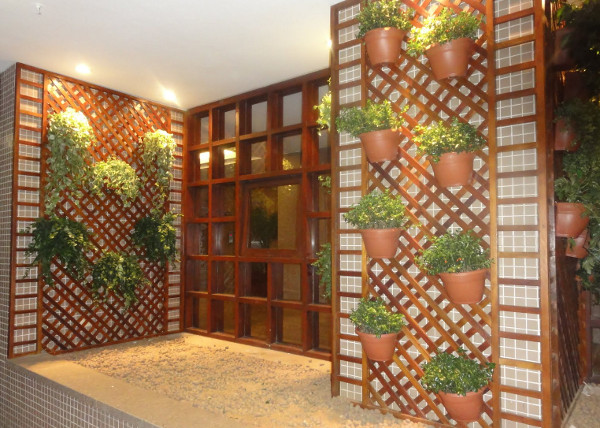 grades madeira jardim:Varandas de prédio decoradas com um lindíssimo jardim vertical grades madeira jardim:Varandas de prédio decoradas com um lindíssimo jardim vertical