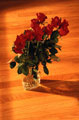 Vaso de rosas com luz de sol poente
