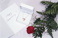 Uma rosa, uma jóia e um cartão como prenda de aniversário