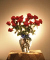 Arranjo de flores vermelhas num vaso