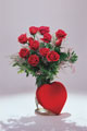 Vaso de rosas vermelhas e almofada em forma de coração