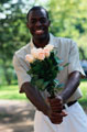 Homem segurando um bouquet de rosas para oferecer
