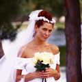 Fotografia de uma noiva com o seu bouquet na mão