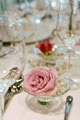 Mesa decorada com rosas