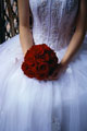Noiva com ramo de rosas vermelhas